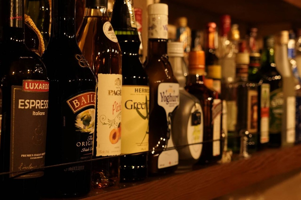 東淀川区で一人飲みを楽しむならワインなどお酒の種類が豊富な隠れ家バー「BAR FIORE」へ。